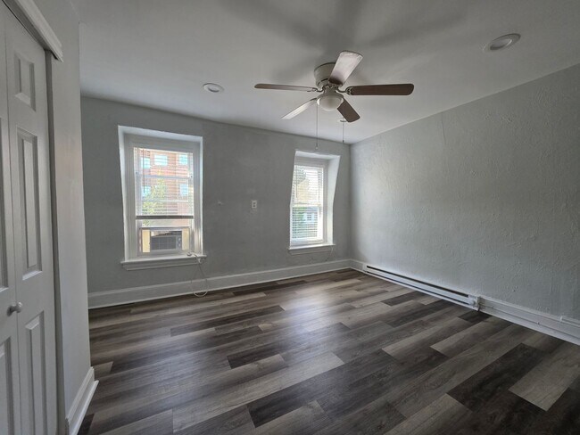 Building Photo - 1420 N Van Buren St