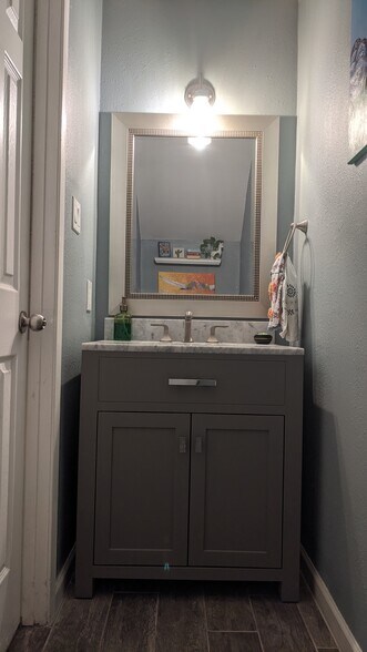 downstairs bathroom - 1702 Waterloo Trl
