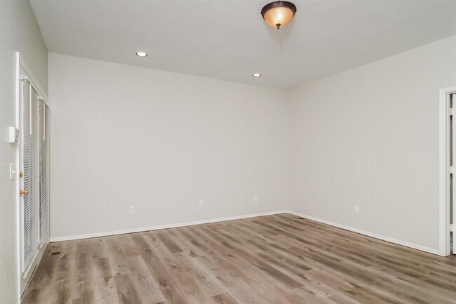 Building Photo - 10404 Regent St