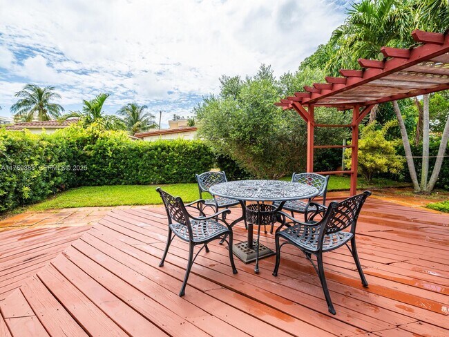 Building Photo - 9441 Byron Ave