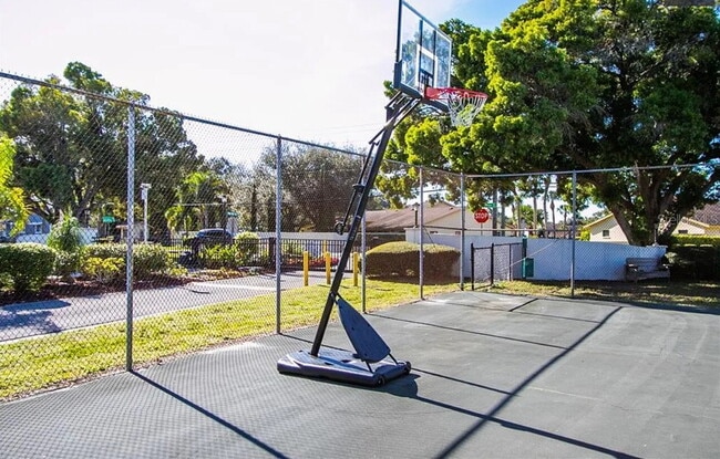 Building Photo - Centrally Located 3 bedroom 2.5 bath Townhome.