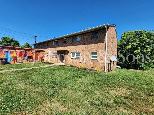 Building Photo - Updated Unit with Granite Counters & Off-Street Parking in Winston-Salem