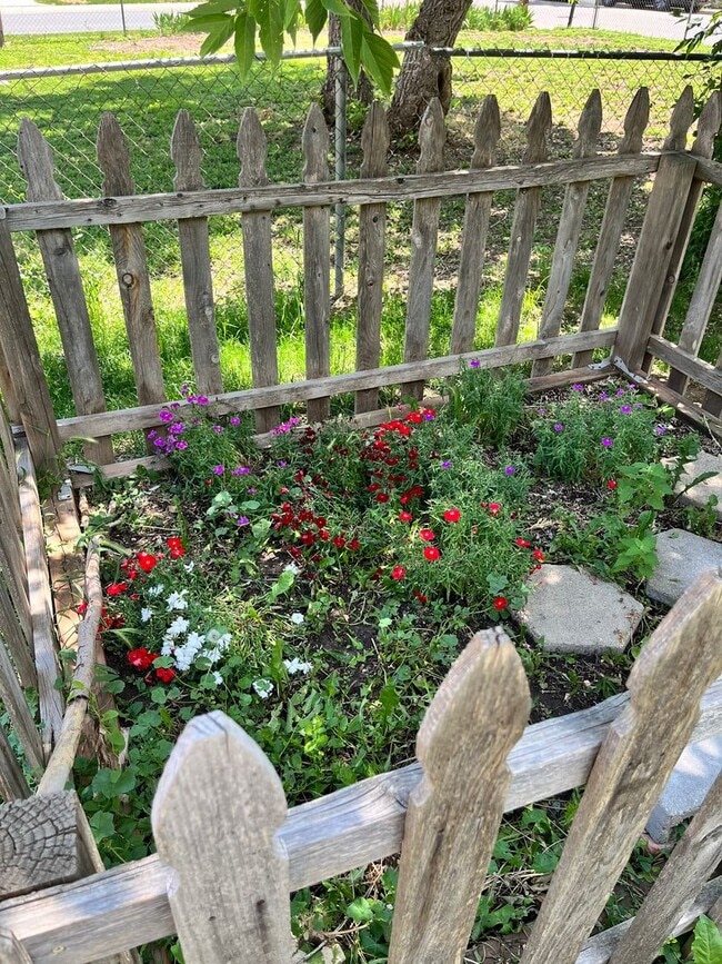 Building Photo - Charming 2-Bedroom Home Near the Heart of ...