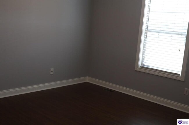 Building Photo - 121 Twin Lakes Dr