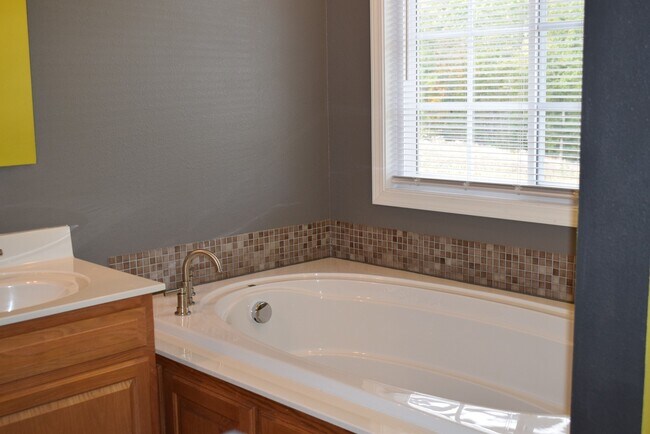 Building Photo - Beautiful 3 Bedroom, 2 Bathroom Home On Mi...