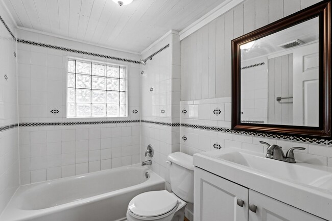 Building Photo - Charming 2 bedroom, 1 bathroom home located near Historic McKinney!!