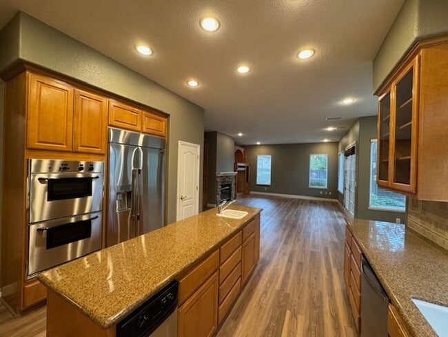 Building Photo - Gorgeous 5 bedroom + office, 4.5 bath Alam...
