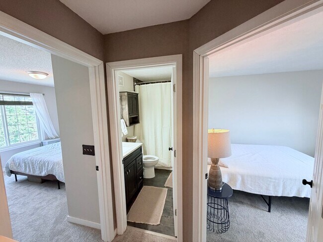 Building Photo - Modern 2-Bedroom Townhome in Apple Valley with Private Patio!!
