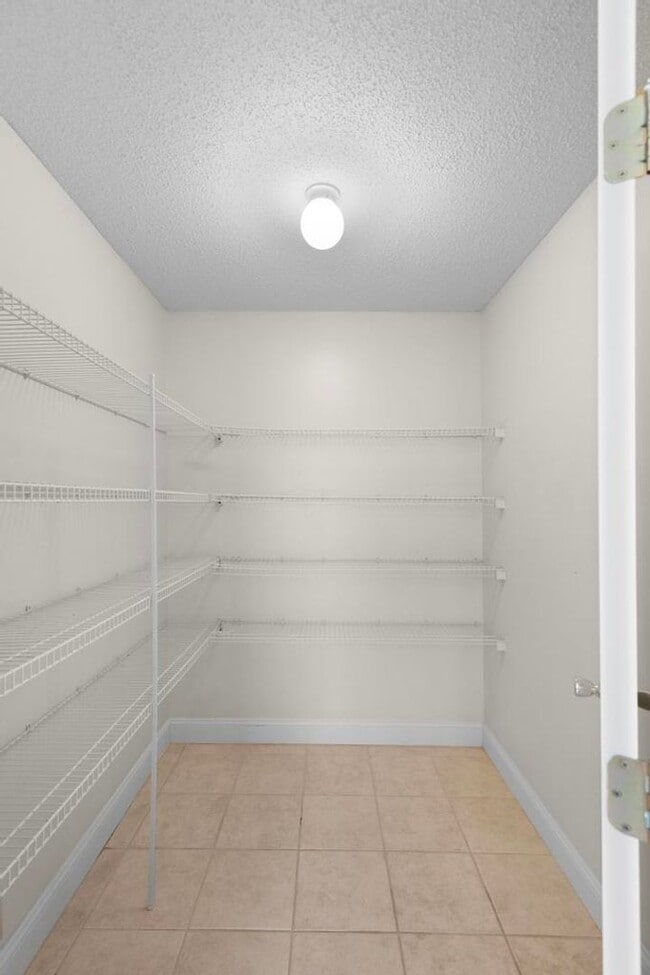 Building Photo - Large Ranch Home with 4BR/ 2 Bath with an ...