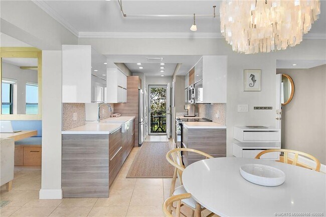 Building Photo - 1289 NE Ocean Blvd