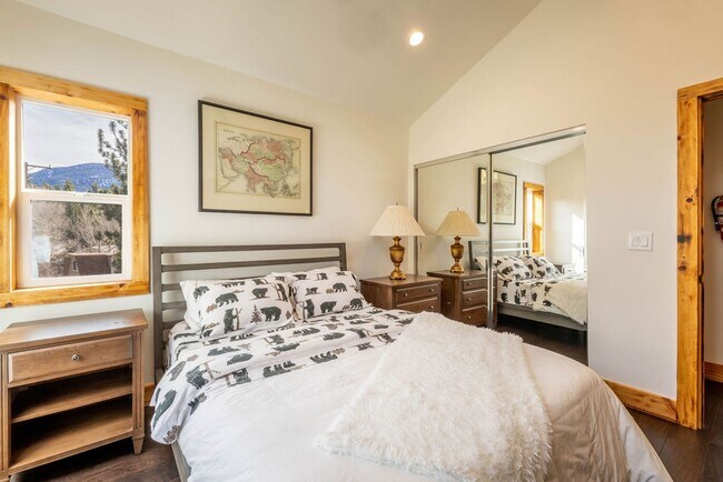 Building Photo - Stunning 4-Bedroom Home with Amazing Views, EV Charger & Solar in Big Bear!