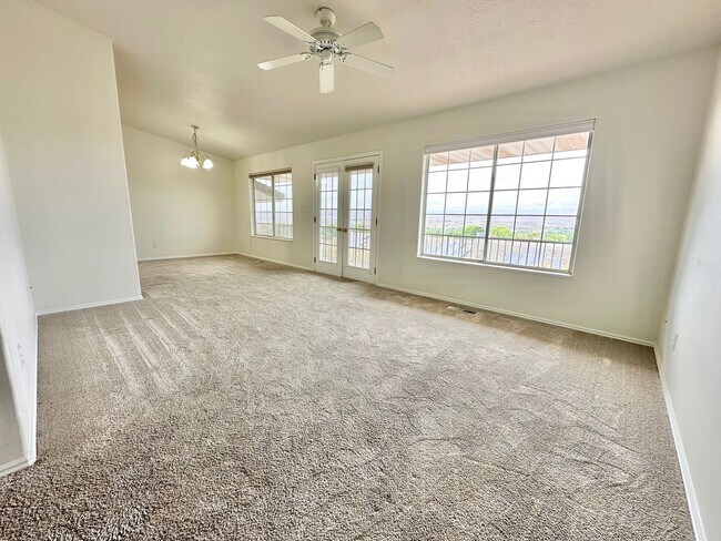 Building Photo - 4 bedrooms plus 2 additional areas. Price Reduced!!