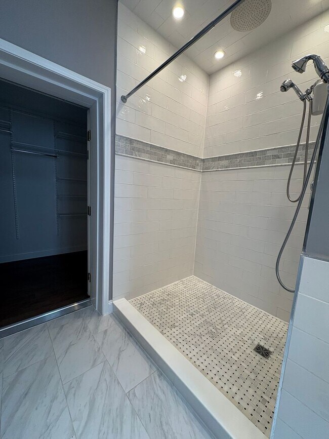 Building Photo - Welcome to your new home in the heart of S...