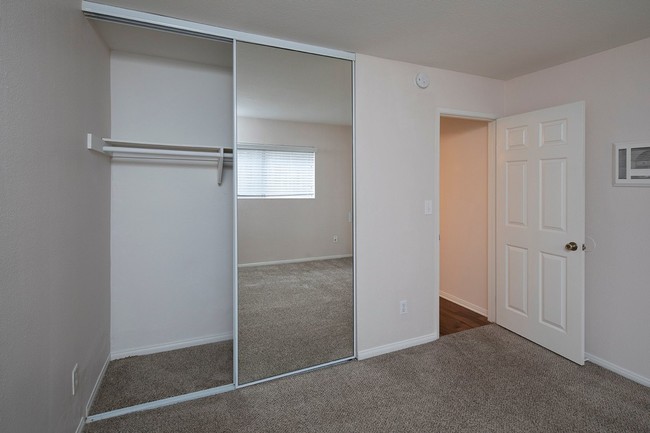 Building Photo - Large 2BR in Pacific Beach w/ a Fireplace and 2 Parking Spaces!