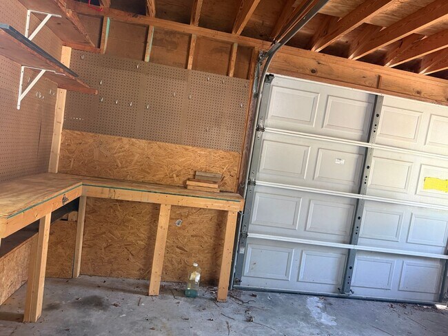 Building Photo - 302 Oak Dr