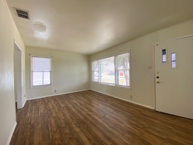 Building Photo - CENTRALLY LOCATED HOME W/ LARGE YARD AND R...