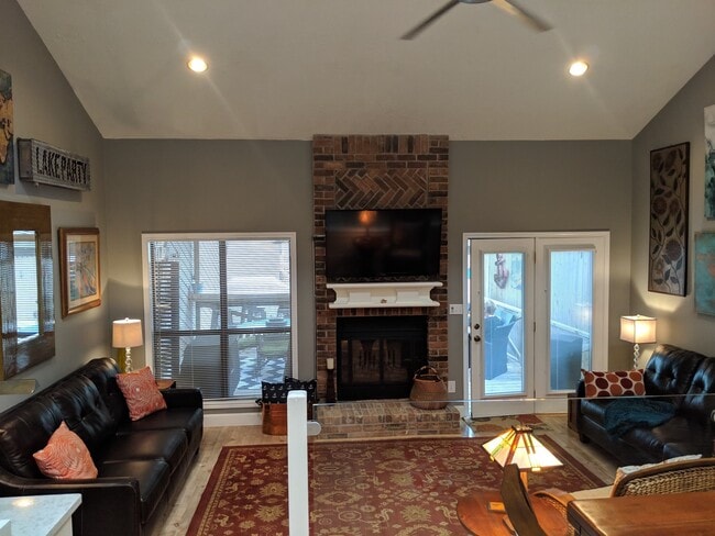 Building Photo - 3850 Knollcrest Dr