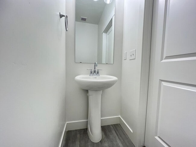 Building Photo - 3 Bedroom/2.5 Bathroom Townhouse in Herriman