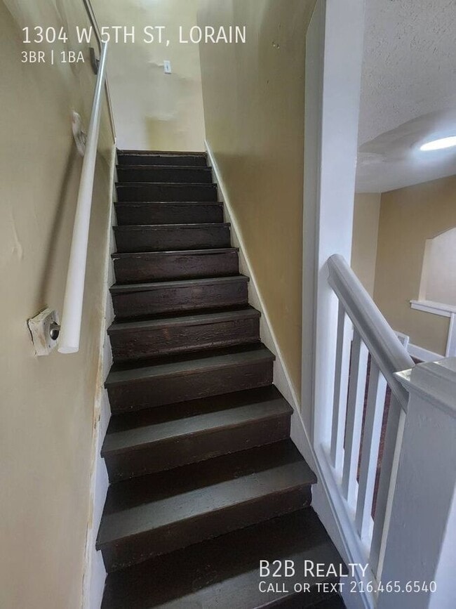 Building Photo - 1304 W 5th St