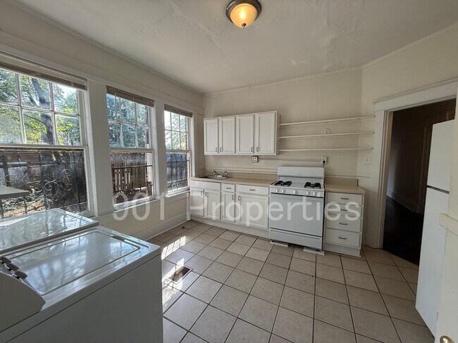 Building Photo - 212 N Willett St