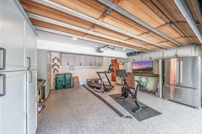 Building Photo - 198 Country Club Dr