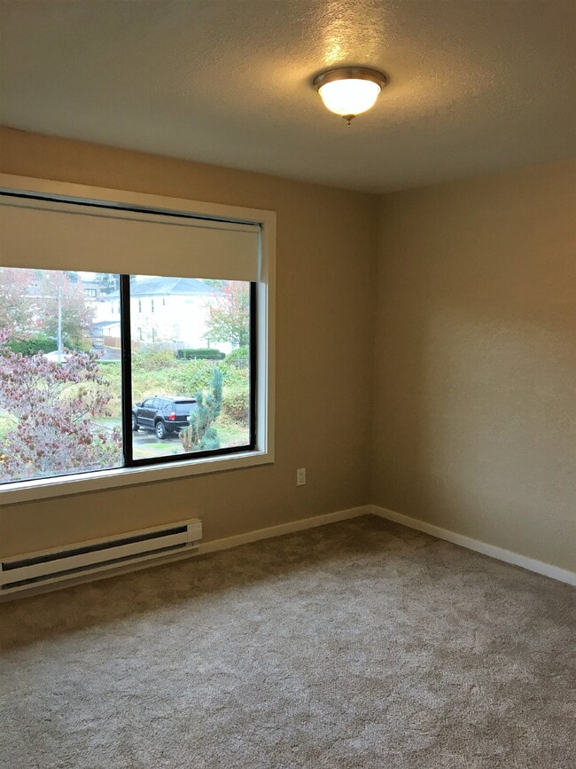 Building Photo - Charming 2-Bed, 2-Bath Condo in Des Moines, Walking Distance to the Marina!!!