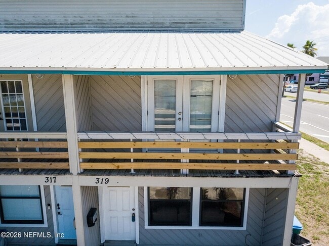 Building Photo - 319 Oak St