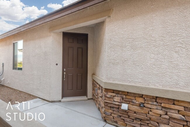 Building Photo - Beautiful Home on Parliament Pt With Spect...