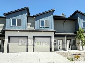 Building Photo - Beautiful 3 Bed / 2.5 Bath Townhome in Car...