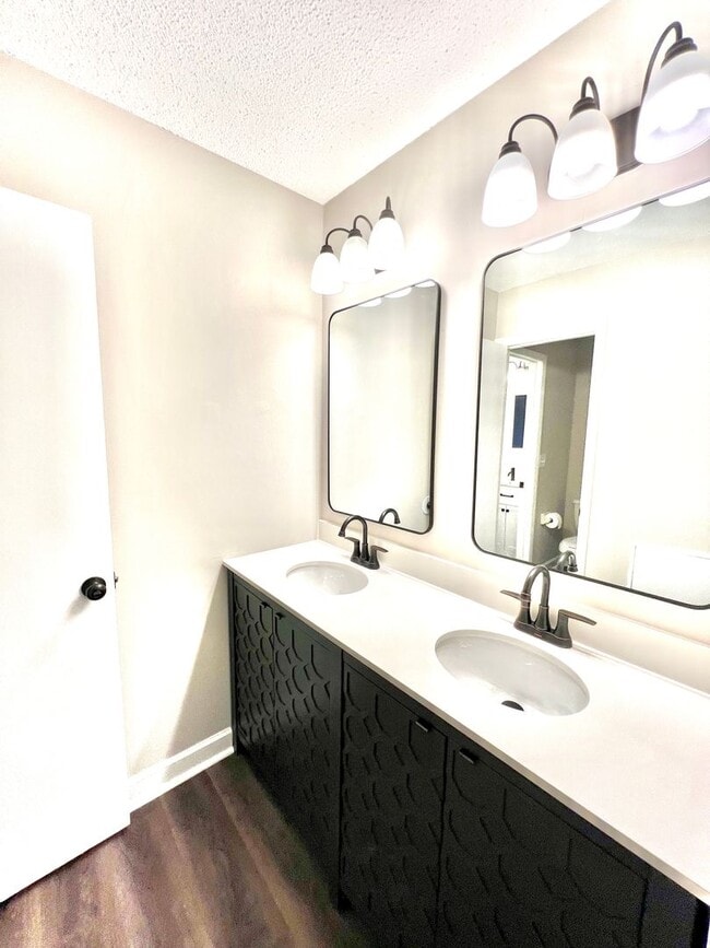 Building Photo - Great 3Br 2.5 BA Townhome in High Point!
