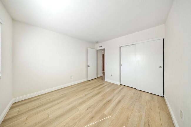 Building Photo - Charming 55+ Fully Remodeled 2 Br. 1 Ba. Duplex - Sunny Hills