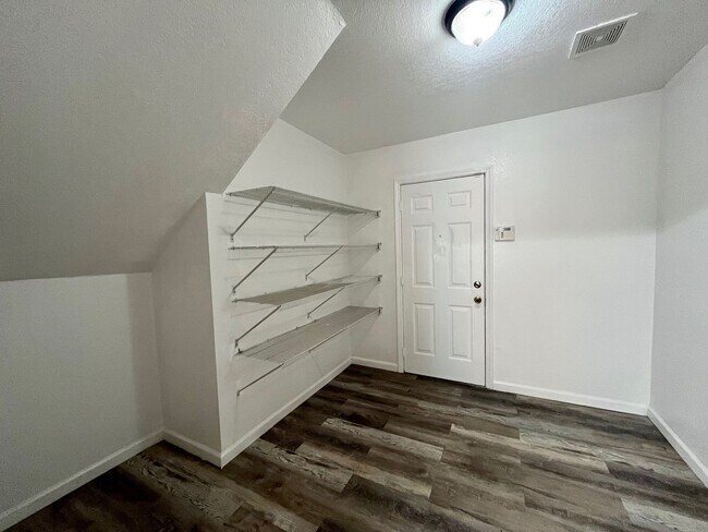 Building Photo - Large 4 bedroom/2.5 bath conveniently located to Lackland AFB! Move-in Ready!