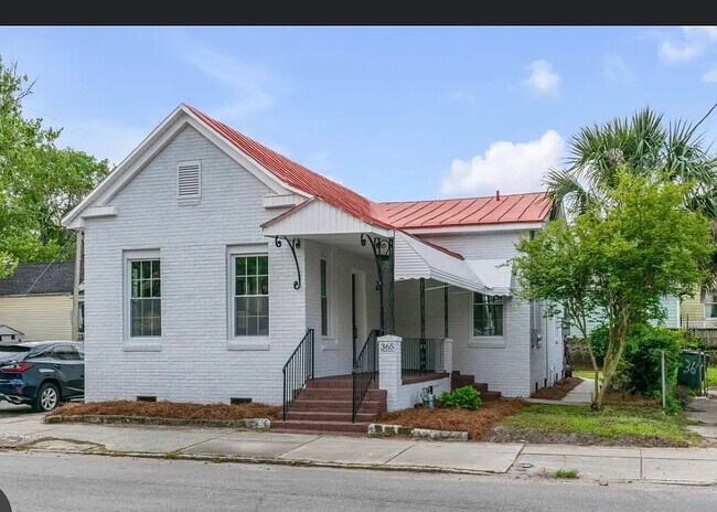 Building Photo - 365 Huger St
