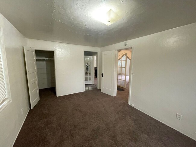 Building Photo - 840 E Brown Ave