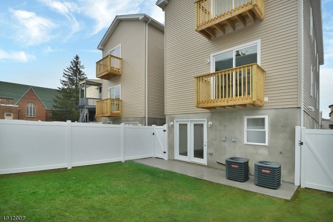 Building Photo - 410 Davis Ave