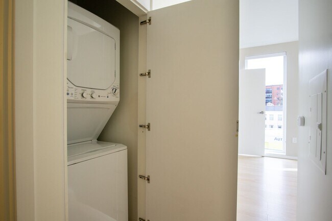 Building Photo - Modern Top Floor Corner Apt w/ W/D, A/C, & DW!