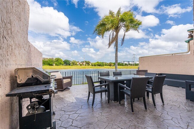 Building Photo - 9179 Fontainebleau Blvd