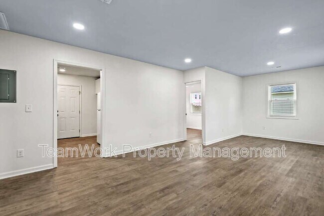 Building Photo - 3111 Azalea Dr