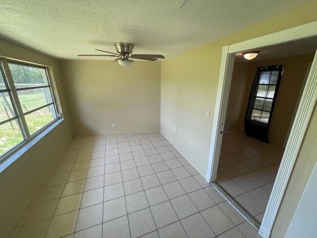 Building Photo - Cozy 3-Bedroom Home on a Corner Lot in Hol...