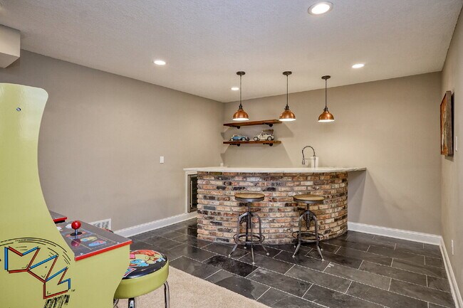 Building Photo - 1832 Essex Rd