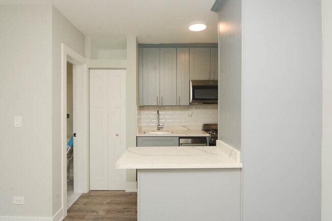 Building Photo - 508 W Belmont Ave