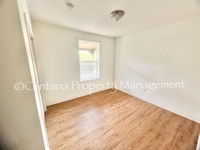 Building Photo - Pet friendly house with a fenced yard!