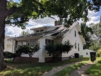 Building Photo - 3 Bed/1 Bath in Central Bloomington location!