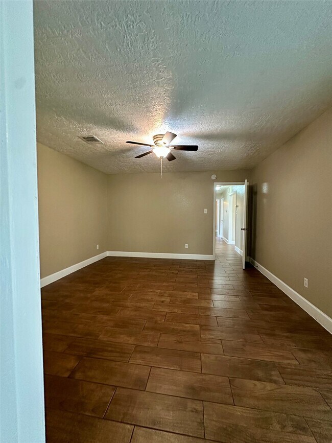 Building Photo - 1111 E Brompton Dr