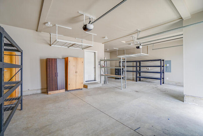 Building Photo - NEWER FOUR BEDROOM NEAR HAZEL DELL