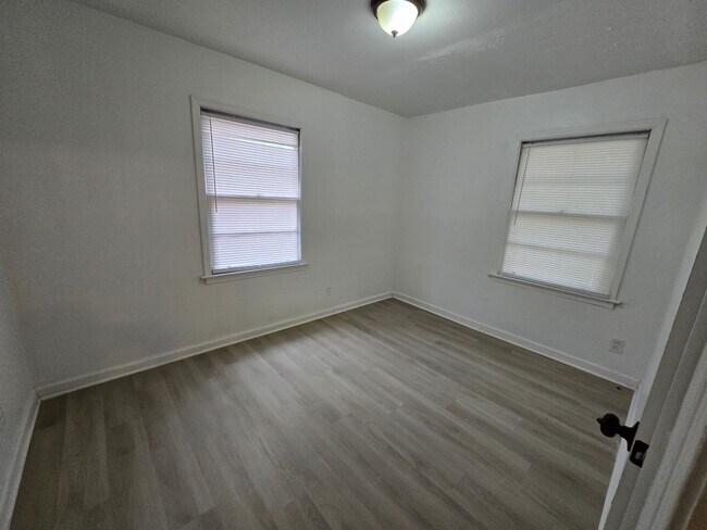 Building Photo - Great Price for this Updated Home