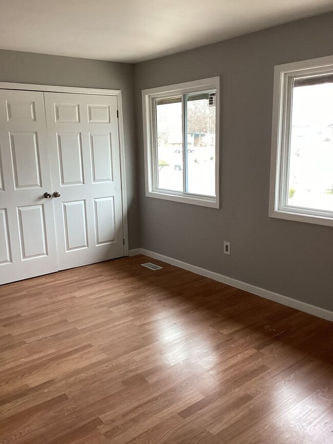 Building Photo - Three bedroom Townhouse  ready to rent