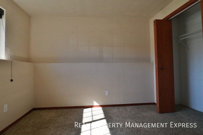 Building Photo - Spacious 4 Bedroom 2 Bathroom Single Famil...