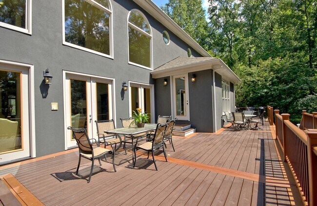 Building Photo - 335 Birkdale Dr