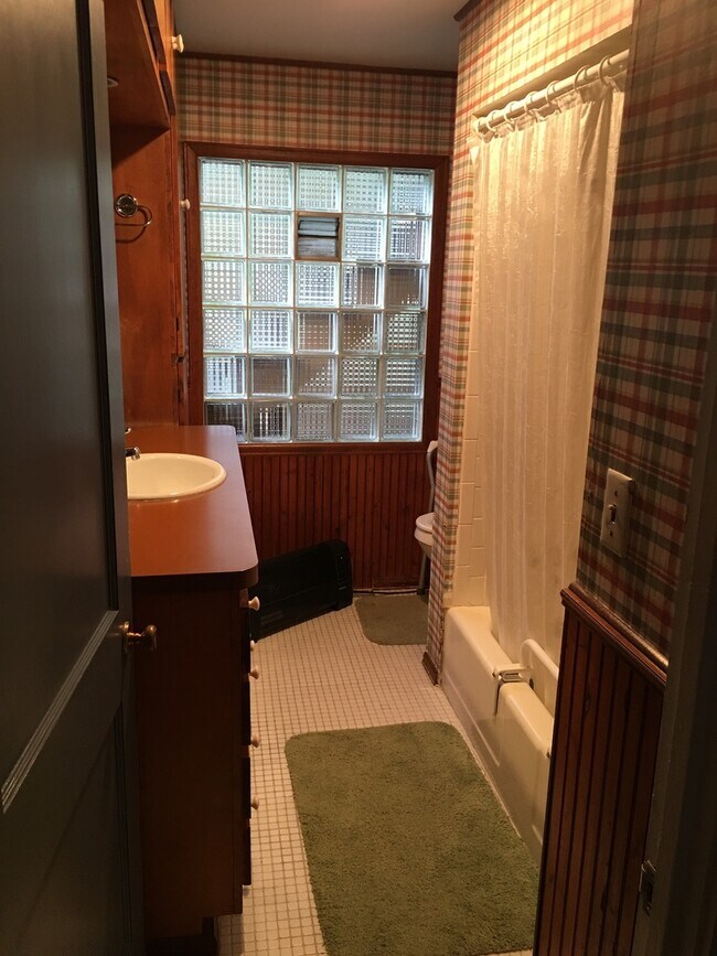 Building Photo - *MAXED OUT ON APPLICATIONS, NOT ACCEPTING MORE* Location, location, location. Great 4 bedroom one...